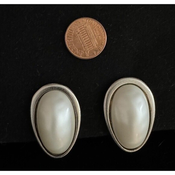 Vtg LES BERNARD EARRINGS‎ DESIGNER COUTURE FAUX PEARL Silver CLIP-ON Statement - Picture 2 of 4